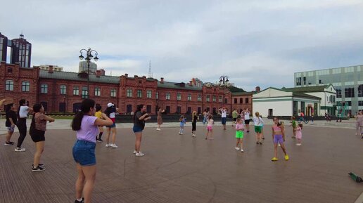 НЕОЖИДАННО я оказался на дискотеке - Танец детей на набережной Цесаревича. Вид на Бухту Золотой Рог, Владивосток.