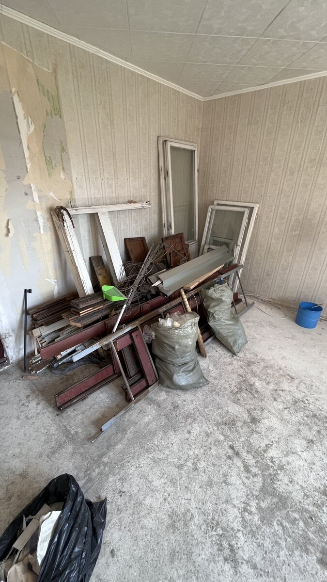 Части старого балкона