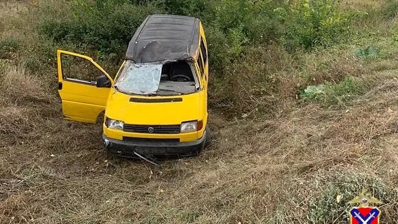     14-летний школьник с подругой угнал микроавтобус у соседа и перевернулся на нем в Волгоградской области, сообщает региональное ГУ МВД.