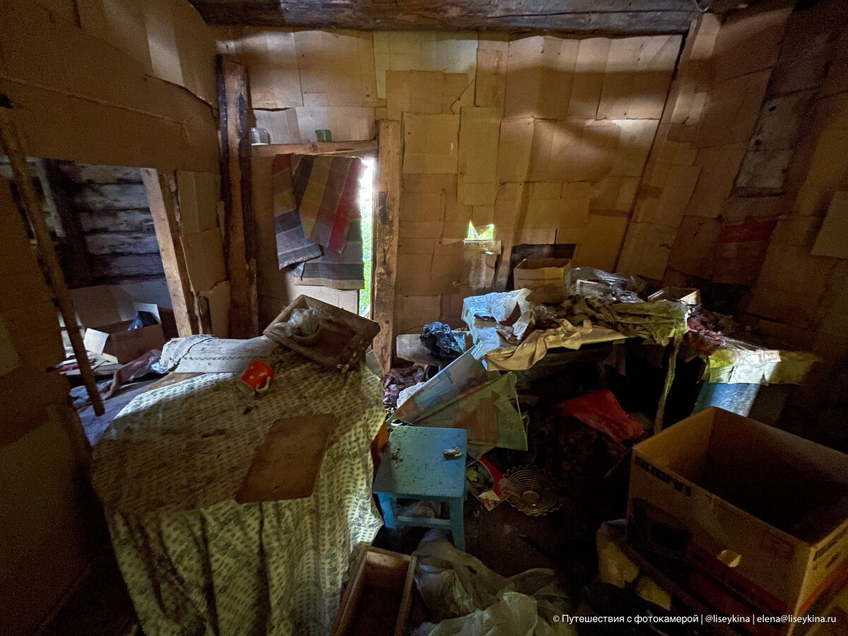 Что осталось внутри заброшенного и заросшего травой дома в глухой ...