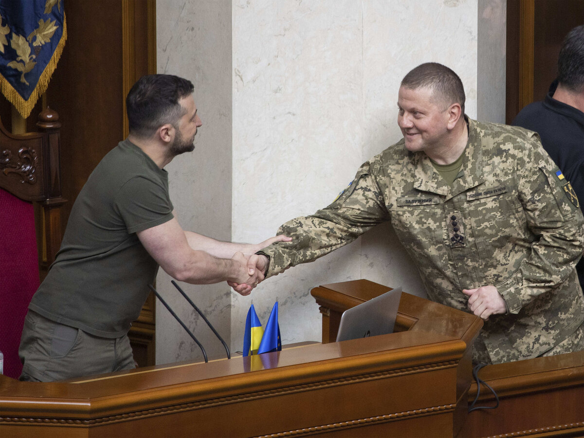 РАЗНОГЛАСИЯ МЕЖДУ ЗАЛУЖНЫМ И ЗЕЛЕНСКИМ НАЧАЛИСЬ ВСКОРЕ ПОСЛЕ НАЧАЛА СВО. ФОТО: UKRAINIAN PRESIDENTIAL PRESS OFF/KEYSTONE PRESS AGENCY/GLOBALLOOKPRESS