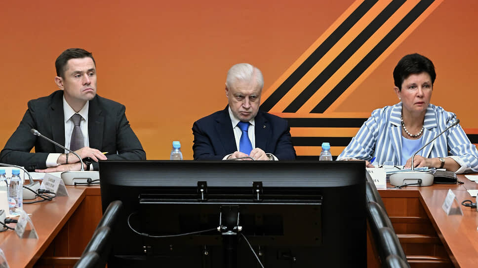 Фото: Дмитрий Духанин / Коммерсантъ📷Зампредседателя комитета Госдумы по строительству и ЖКХ Александр Аксененко, председатель СЗРП Сергей Миронов и советник председателя СЗРП Наталья Малышева