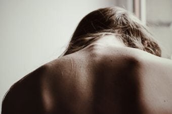 Acest mecanism este cel mai bine văzut în tulburările de conversie, în care durerea și suferința traumei emoționale provoacă paralizie, orbire sau incapacitatea de a vorbi.  Cu toate acestea, somatizarea poate fi exprimată și prin simptome mai puțin severe, precum greață, cefalee, tensiune musculară, dureri de spate sau palpitații.