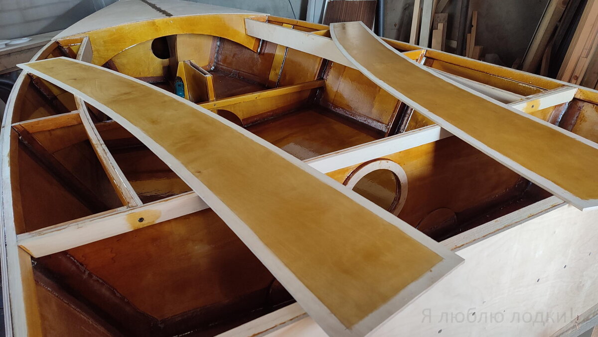 Загрунтовал палубные панели