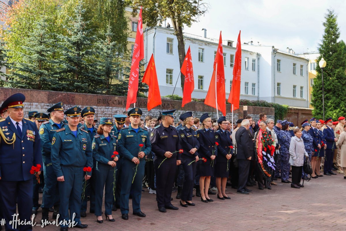    Торжественный митинг провели в Смоленске в Сквере Памяти Героев