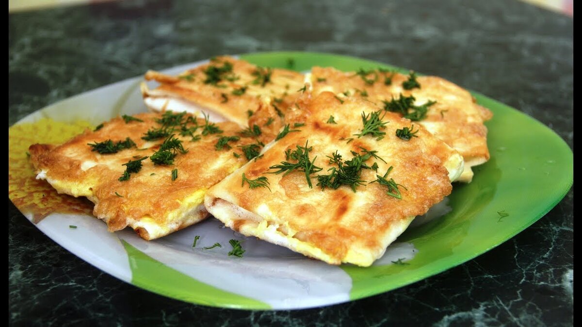 Пирог из лаваша с ветчиной и сыром на сковороде