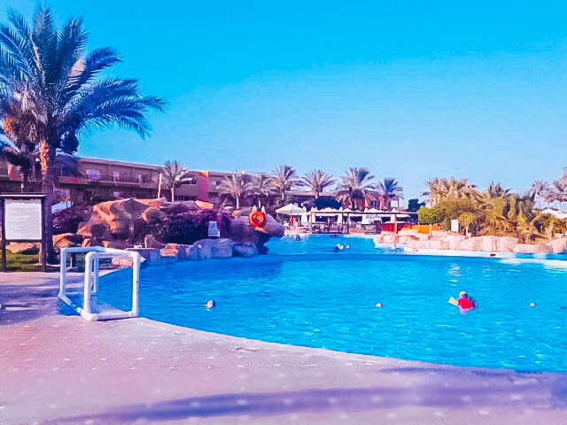 До недавнего времени авиасообщение с Египтом после теракта было приостановлено и поток туристов в частности из России сократился. Но я люблю эту страну поэтому приезжаю сюда путем всевозможных пересадок сюда уже не в первый раз.