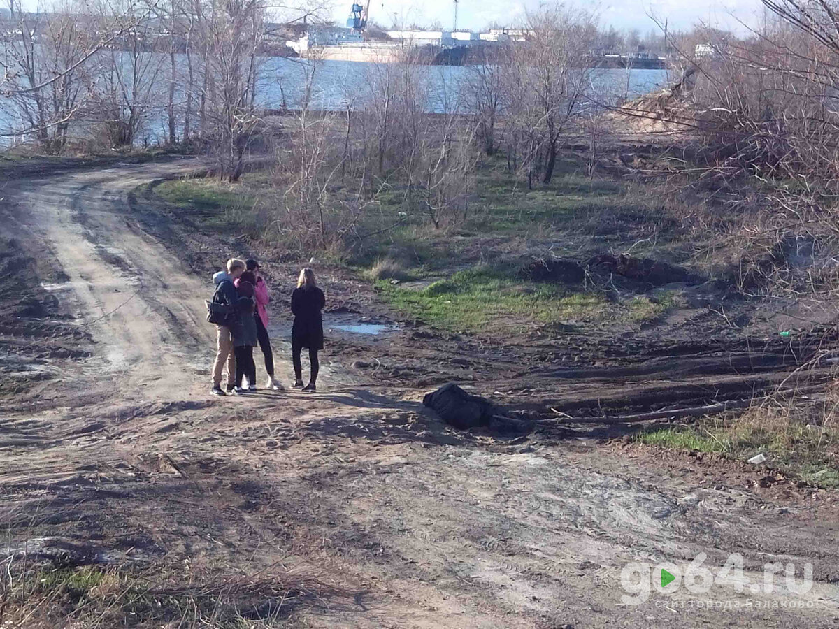 Кому-то плохо! Но «скорая» приехала. Спускаюсь со своей собакой к воде, солнце садится, пора домой. Подходя к склону набережной, напротив светофора, молодёжь стоит на месте, скорой нет, на земле в рытвине лежит мужчина, рядом валяется трость! Спрашиваю: «Что случилось и нужна ли помощь?»

