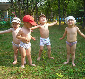 Лучше всего закаливающие процедуры начинать летом. В это жаркое время температура воздуха находится приблизительно на одном уровне. Заниматься закаливающими процедурами нужно регулярно, потихоньку увеличивая их время. Чтоб ребёнок не простудился важна и их последовательность. Первым этапом считаются воздушные ванны, далее, переходят к водным процедурам и солнечным. После двухмесячных регулярных процедур можно начинать увеличивать дозу.