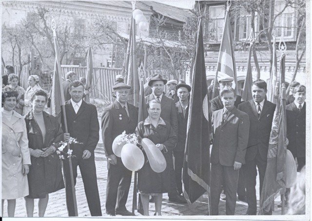 На первомайской демонстрации. Кунгур, 80е. Бабушка с шариками в руках, правее ее -- со знаменем, дед Гоша.
