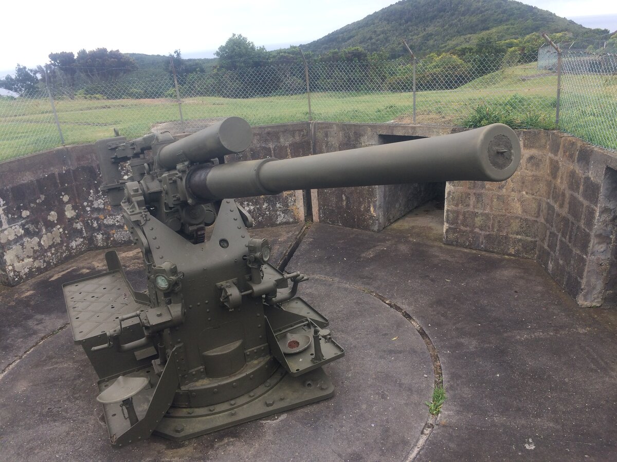 Позиция британского тяжелого зенитного орудия 3.7-Inch QF AA на вершине вулкана Бразилия (Монте Бразил)