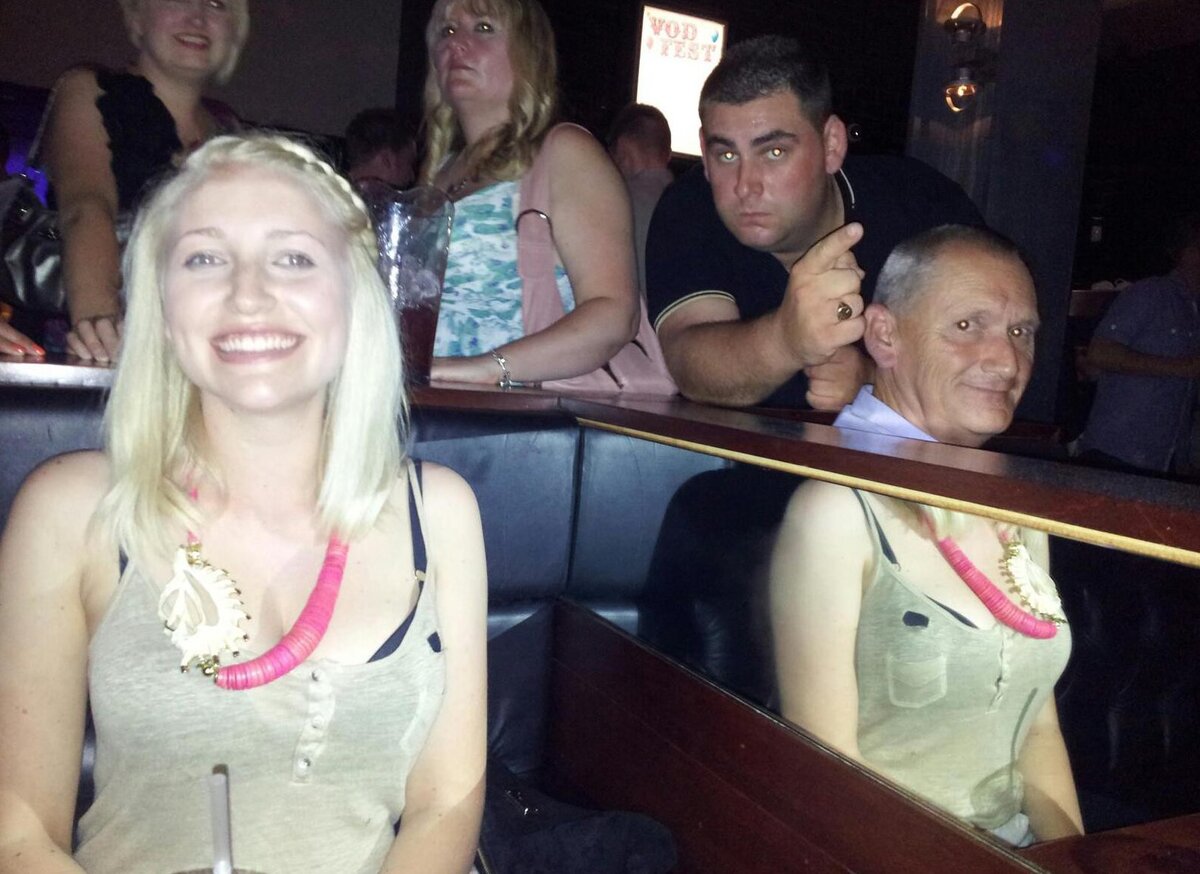 Групповое фото испортил. Картинки показалось приколы. Показалось несколько людей. Фотографии показалось. Много радостных людей.