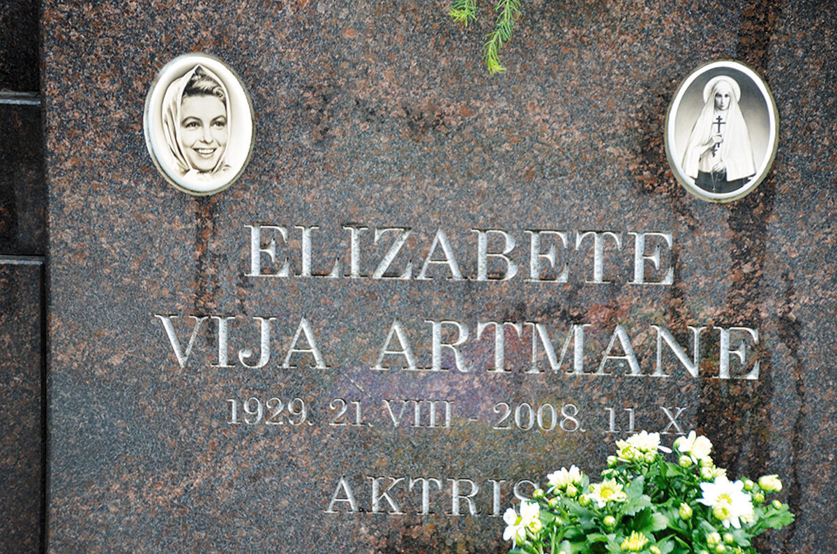 Памятник на могиле Вии Артмане был установлен на средства поклонника ее таланта бизнесмена из Белоруссии