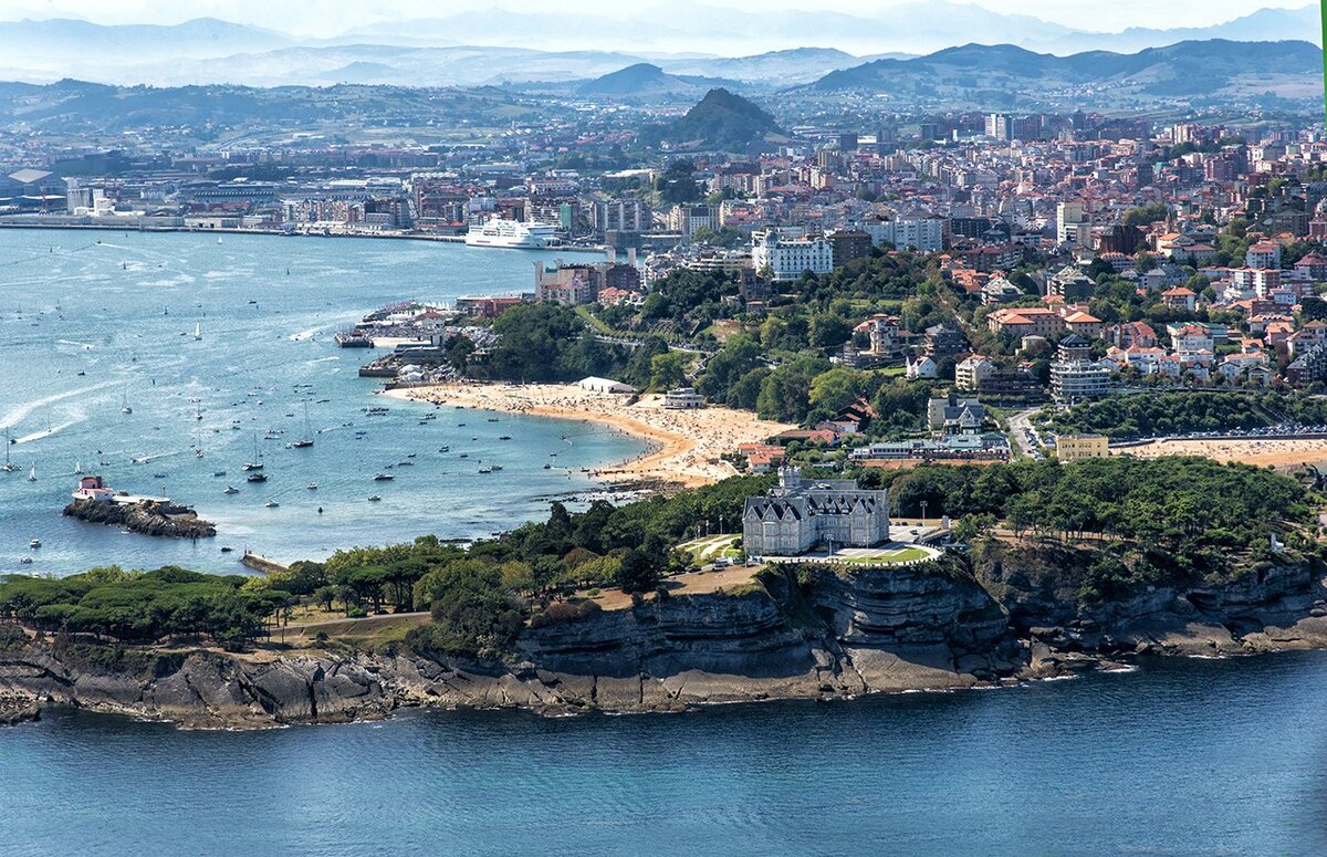 Вид с воздуха на залив Сантандер вместе с полуостровом Магдалена.