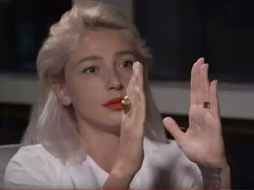 Многим в соцсетях не понравились рассуждения девушки о длине пениса 
Популярный блогер, ведущая «Орла и решки» Анастасия Ивлеева дала откровенное интервью Юрию Дудю, в котором рассказала об отношениях с рэпером Элджеем, сообщила, что маленький член для мужчины — приговор, и поделилась секретом, как заработать первый миллион. 

Настя Ивлеева стала второй после Ксении Собчак женщиной в шоу Юрия Дудя, который анонсировал её как «главную девушку русского интернета прямо сейчас».

До того, как стать знаменитой Ивлеева работала маникюршей в салоне во Всеволожске (пригороде Петербурга) и мечтала делать классный «маник», которого нет вообще ни у кого в городе.

Затем она устроилась хостес в самый пафосный на тот момент ночной клуб Санкт-Петербурга, куда приезжал весь «жир» — и московский, и заграничный. Тогда Анастасии пришла в голову пришла идея открыть ларек по ремонту обуви, посадить туда «таджика» и таким образом начать собственное дело.

Своим «бизнес-планом» она поделилась с клиентом клуба, который к ней тепло относился. Мужчина оказался настолько щедр, что на следующий день после встречи Ивлеевой привезли миллион рублей. Но с ларьком не сложилось. Анастасия спустила в трубу полученные от покровителя средства, так как «никогда в жизни не видела таких денег». Телефона бизнесмена у девушки не было, поэтому миллион она так и не вернула.

Большую часть интервью Дудь спрашивал у Анастасии про секс. Размер полового органа Ивлеева назвала важной составляющей отношений. «Ну и маленький член в моей жизни тоже случался. <…> Маленький член — это приговор. Я не знаю, пацаны, как вы живете с маленьким членом», – заявила блогерша, за что её впоследствии раскритиковали пользователи соцсетей. На вопрос Дудя, что значит «маленький», она ответила: 14-15 сантиметров.

Публикация от НАСТЯ ИВЛЕЕВА (@_agentgirl_) 23 Июн 2018 в 4:10 PDT

Публикация от НАСТЯ ИВЛЕЕВА (@_agentgirl_) 23 Июн 2018 в 4:10 PDT

Ведущая также впервые подробно рассказала об отношениях с рэпером Элджеем, с которым познакомилась на тусовке после его концерта. На вопрос «что классного в Элджее», Ивлеева ответила максимально лаконично: «Все». По словам девушки, лучший в жизни секс у неё был именно с новым бойфрендом, и каждый раз это фантастика.