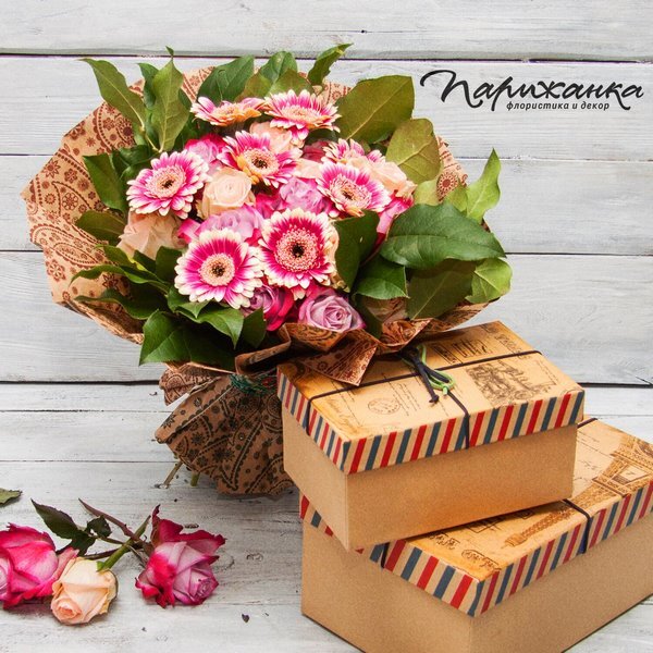 Компактный букет из роз и гербер составлен со знанием дела: стебли подрезаны, а оттенки подобраны с математической точностью! 