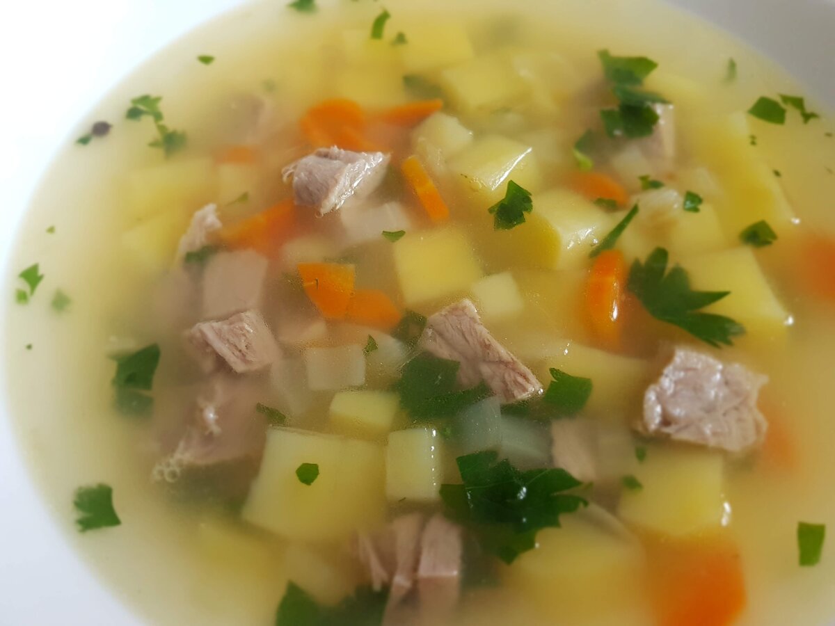 Суп со свининой простой рецепт. Суп со свининой. Суп со свининой сытгый. Какой сварить суп из свинины. Какой суп можно Приготовь из свинины.