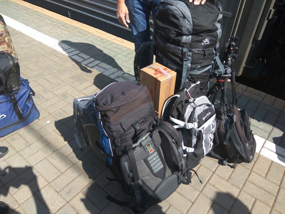  Это наш багаж - два рюкзака с вещами, один с едой, два с фототехникой. Общий вес всего этого счастья примерно 80 кг.
