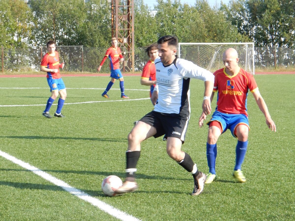 В центральном матче очередного тура чемпионата Мурманской области по футболу тура лидер первенства «Кандалакша» сыграла вничью с «Мурманском» (1:1), потеряв первые очки в сезоне.