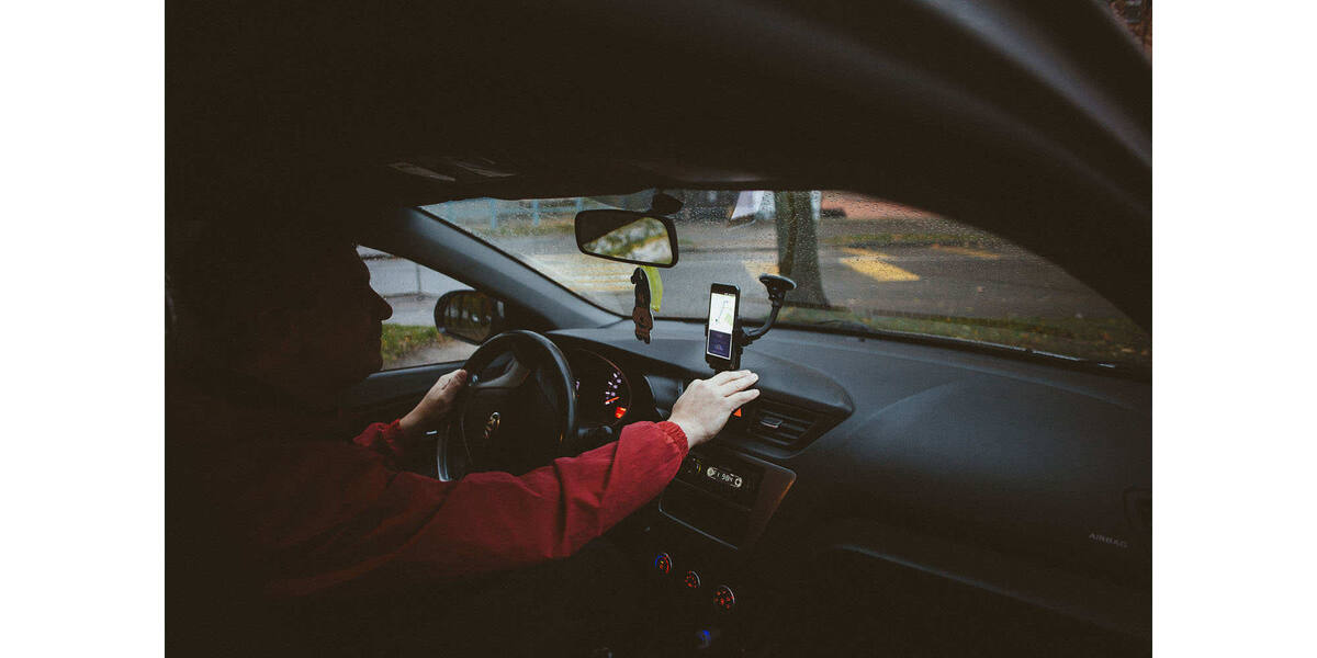 Александр работает водителем в Минске недавно. Говорит, на одну выданную машину приходится два сменщика. Самое сложное найти человека, который был бы аккуратным и следил за автомобилем как полагается. Александр говорит, что ему с коллегой повезло. Фото: Александр Васюкович, Имена