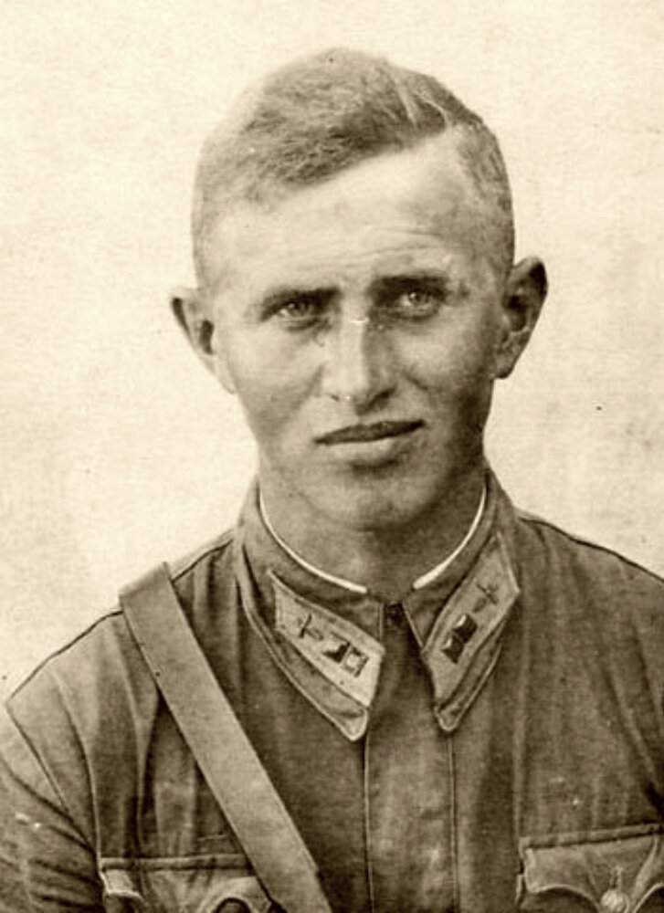 Годовиков Алексей Николаевич — военный комиссар 1-й эскадрильи 740-го истребительного авиационного полка (148-я истребительная авиационная дивизия, Череповецко-Вологодский дивизионный район ПВО страны), политрук.