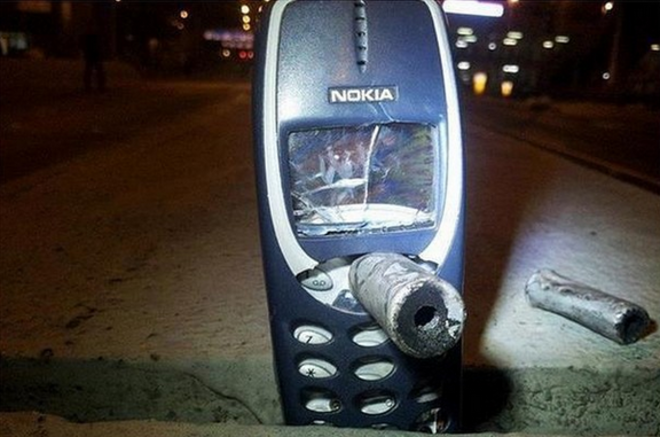 1 сентября Nokia 3310 исполнилось 18 лет. За это время этот мобильный телефон успел стать по-настоящему легендарным. Абсолютно неубиваемый, с вечным аккумулятором и знаменитой змейкой, этот аппарат актуален и в наши дни. Ниже 7 занимательных фактов о Nokia 3310, о которых Вы наверняка не знали. Connecting people!  