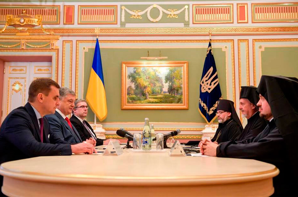 Встреча Петра Порошенко с посланцами Патриарха Варфоломея 27 июля по случаю празднования 1030-летия христианства на Украине. В Киев с добрыми вестями прибыли архиепископ УПЦ в США Даниил, митрополит Эммануил и епископ УПЦ в Канаде Иларион. Фото из блога архиепископа Даниила.