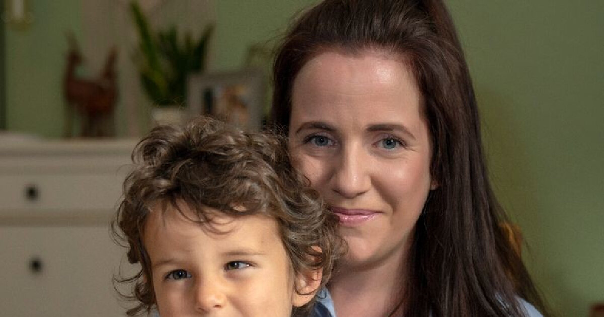 На фото Рианннон Мальбас с сыном фото Mirror