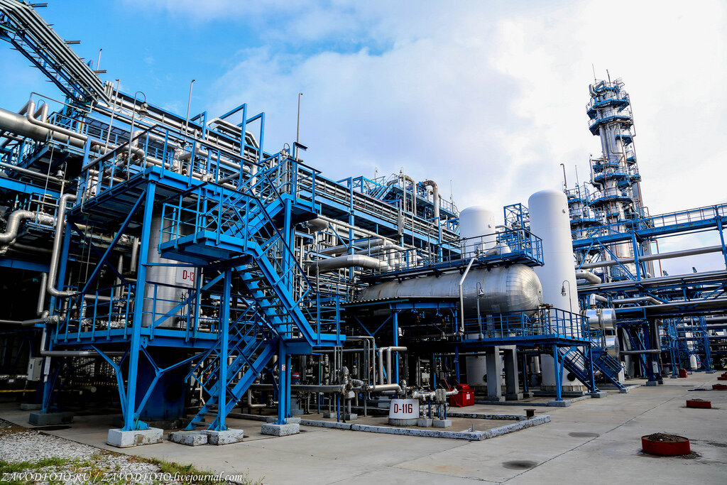 Крупнейшие нпз россии на карте. Крупные центры переработки нефти и газа в россии на карте. Заводы по переработке нефти в россии на карте. Нефтеперерабатывающий завод в капотне. 10 крупнейших нпз россии на карте.