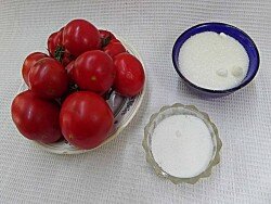 ШАГ 1:
Для сока понадобятся спелые помидоры, сахар и соль.