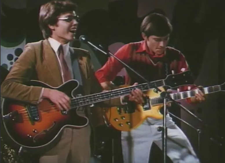 Кф берег музыка. Кф берег музыка. Гитара в советских фильмах. Берегите женщин. Мы два берега у одной.