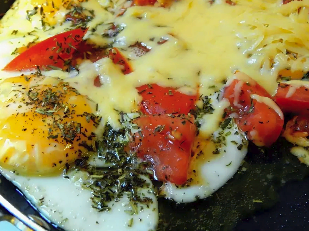 Яичница с помидорами и колбасой на сковороде рецепт с фото пошагово сыром