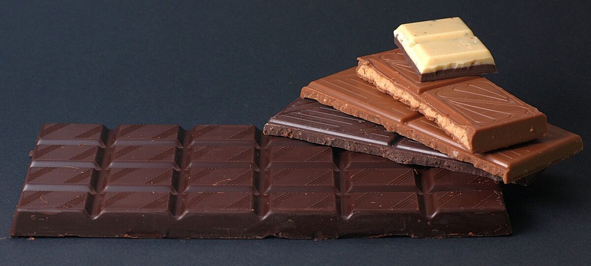 Вид шоколада и писатель. Красивая плитка шоколада. Популярные шоколадки. Голландские шоколадки. Фон темный шоколад.