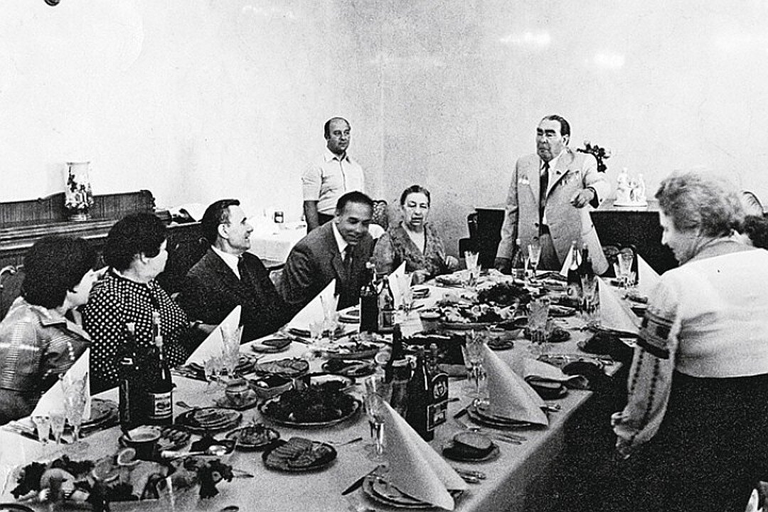 Очень скромное застолье для Леонида Ильича. Так перекусить присел