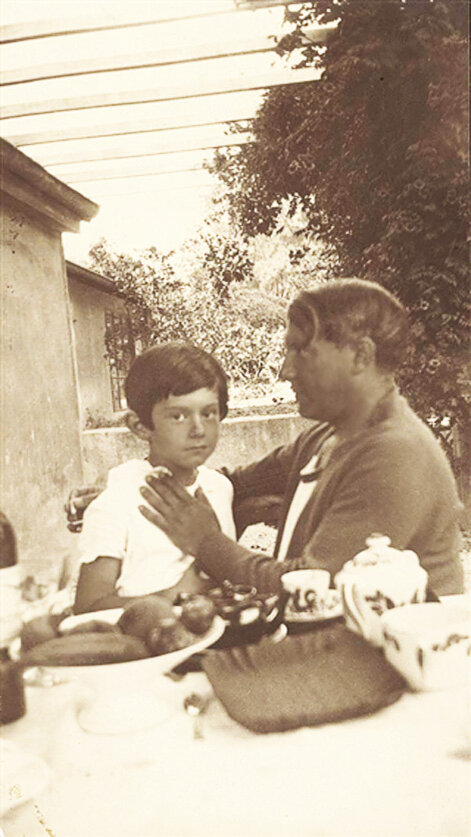 1929 год, фотограф Ман Рэй. Пабло Пикассо с сыном Пауло