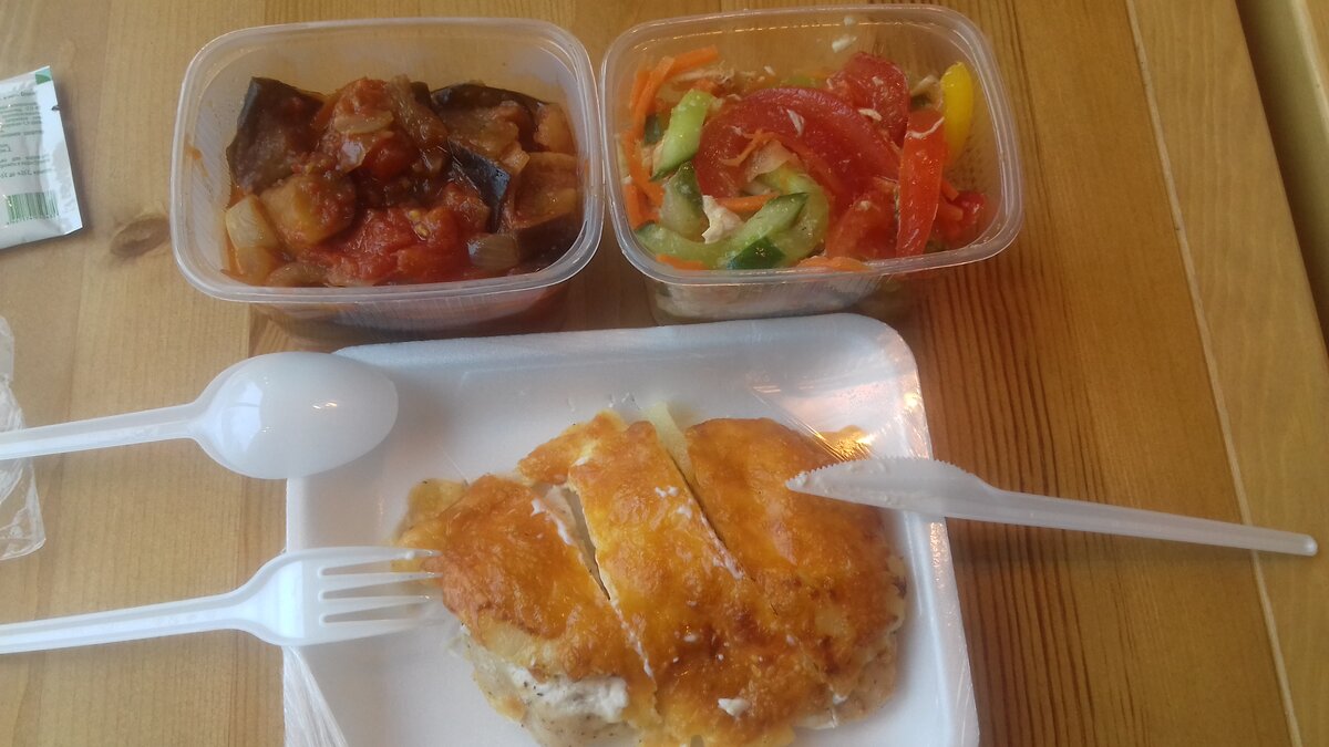 мой обед:куриное филе под ананасом, баклажаны печеные,легкий салат.