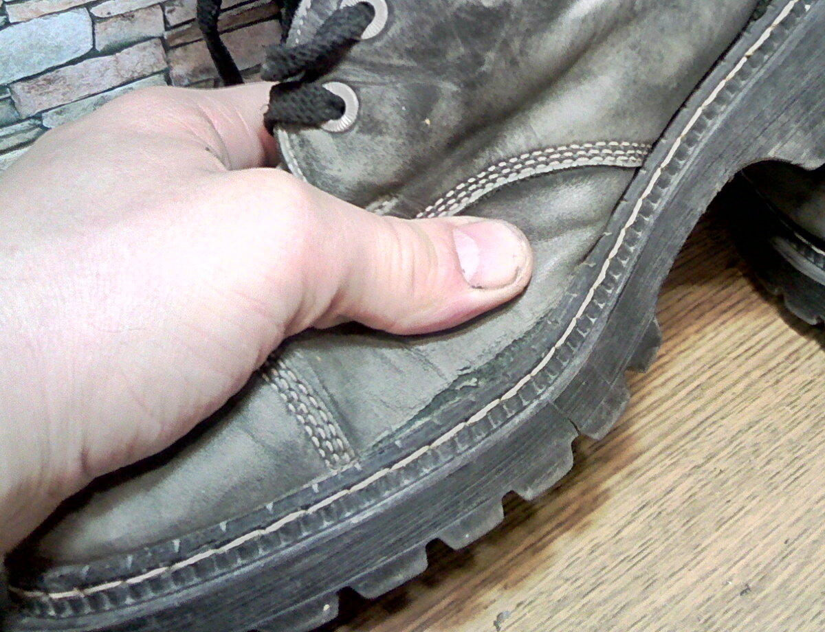 Замена подошвы на кедах. Поменять подошву на кроссовках. Как поменять подошву у кроссовок. Треснула подошва на рабочей обуви.