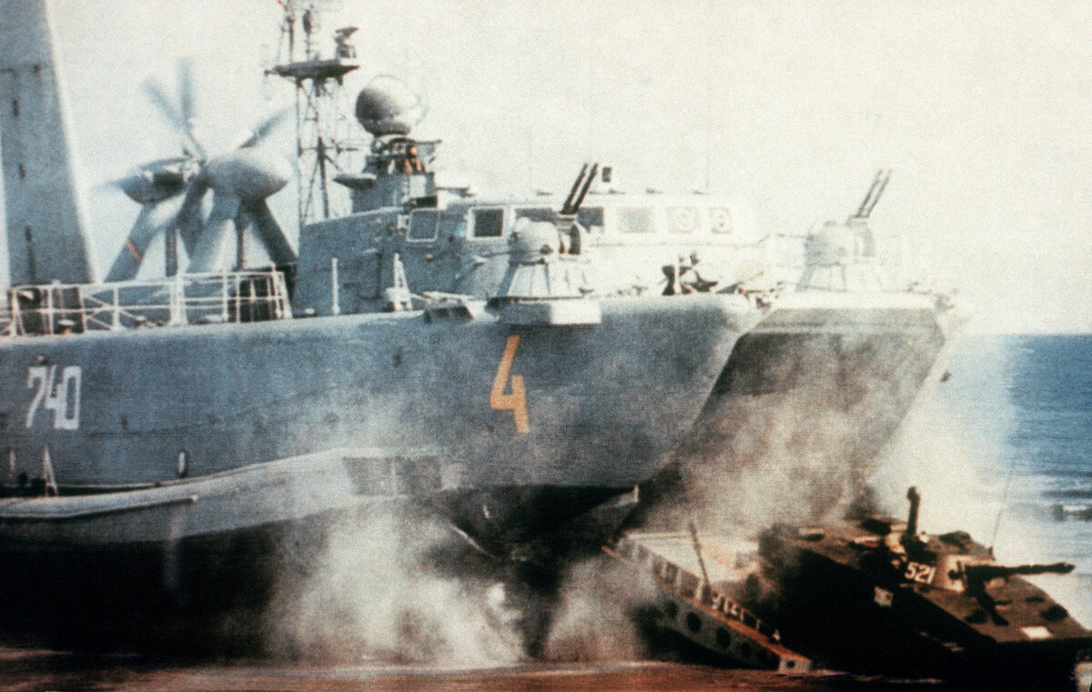 ПТ-76 сходит на берег с борта десантного корабля проекта 12321. Подобные суда могли перевозить до четырех единиц ПТ-76