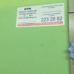 Об установленном лифтовом оборудовании можно предположить уже приближаясь к дому. В стандартных 9ти или 10ти этажных многоквартирных домах, стандартной планировки, как правило устанавливают один пассажирский лифт, грузоподьемностью 480 кг в каждый подъезд. В многоквартирных домах 16ти и боллее этажей, дополнительно устанавливается грузовой лифт, грузоподъемностью до 1 тонны. На первом этаже, перед входом в лифт должна присутствовать информационная табличка, с указанием регистрационного номера лифтового оборудования, завода изготовителя (наименование лифта), грузоподъемность, дата очередного технического освидетельствования и номер телефона для связи с обслуживающим персоналом или аварийной службой. В кабине лифта должна быть информация о правилах эксплуатации лифтового оборудования. Автор статьи коллекционировал опечатки, которые допускались в данных инструкциях.