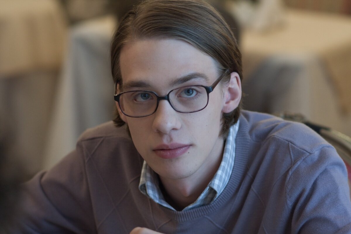 Эдди редмэйн хокинг. Известные ботаники. Известные ботаники. Очкастый парень. Мальчик ботаник в очках.