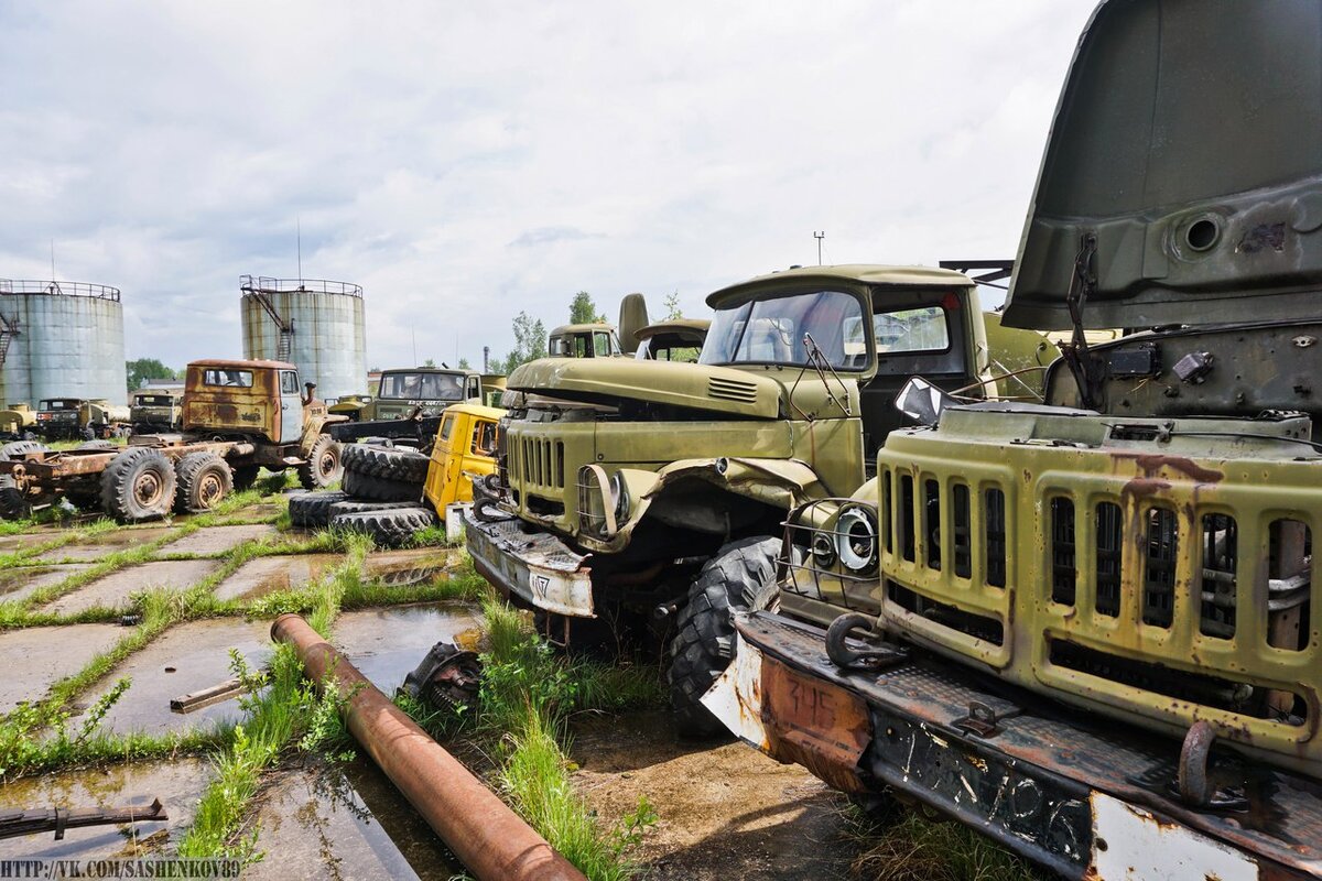 Кладбище военных грузовиков в лесу! Как разукомплектовывают военную  технику? | ComDig | Urban Exploration | Дзен