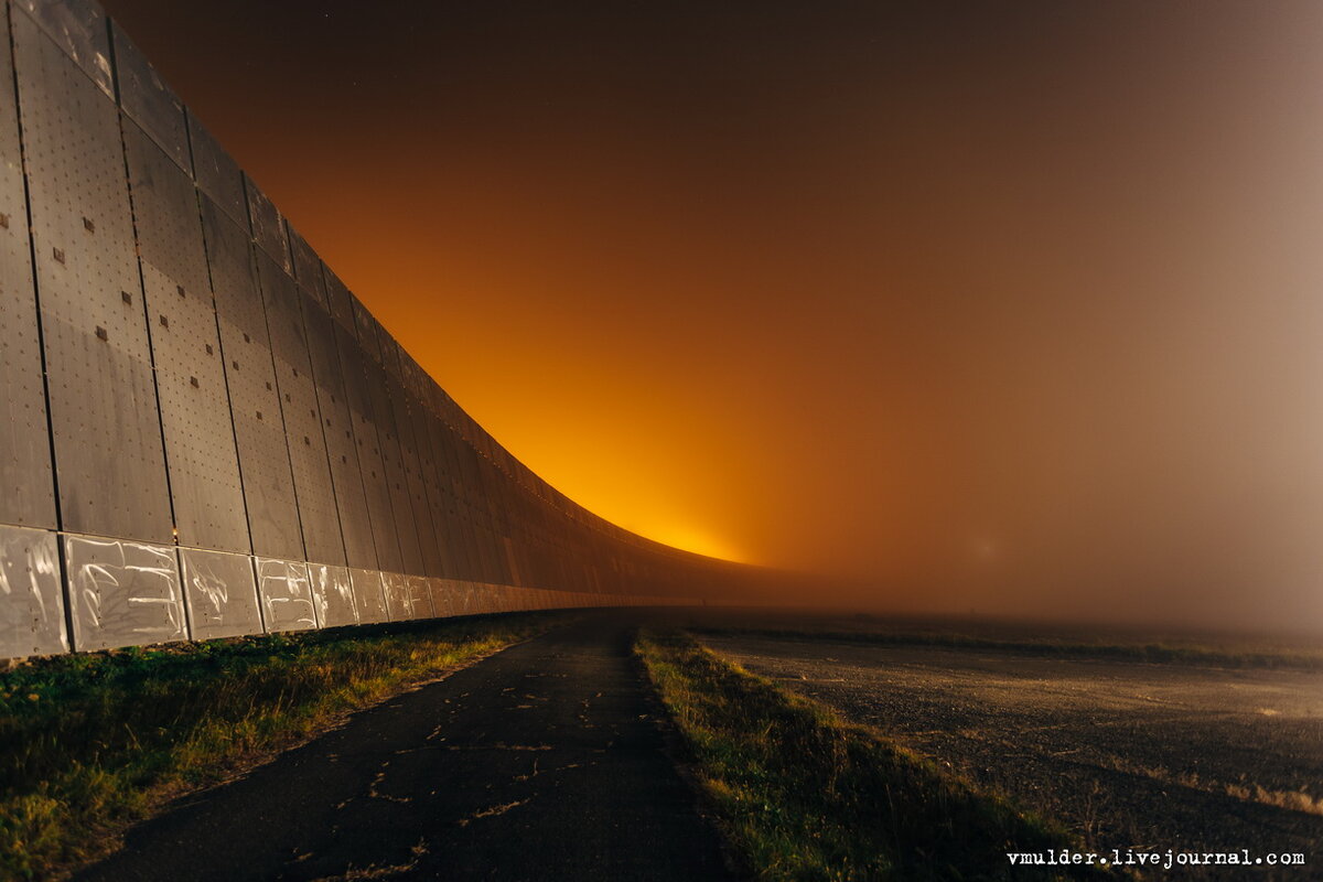 Перед нами отражатели радиотелескопа РАТАН-600. Был туман. Всё выглядело как декорации к звёздным войнам. 

Фото 2. 
