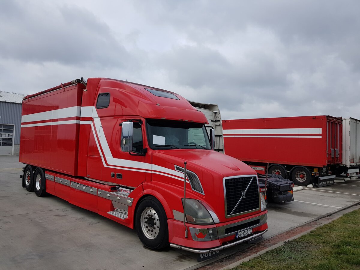 Volvo VNL 670 С прицепом
