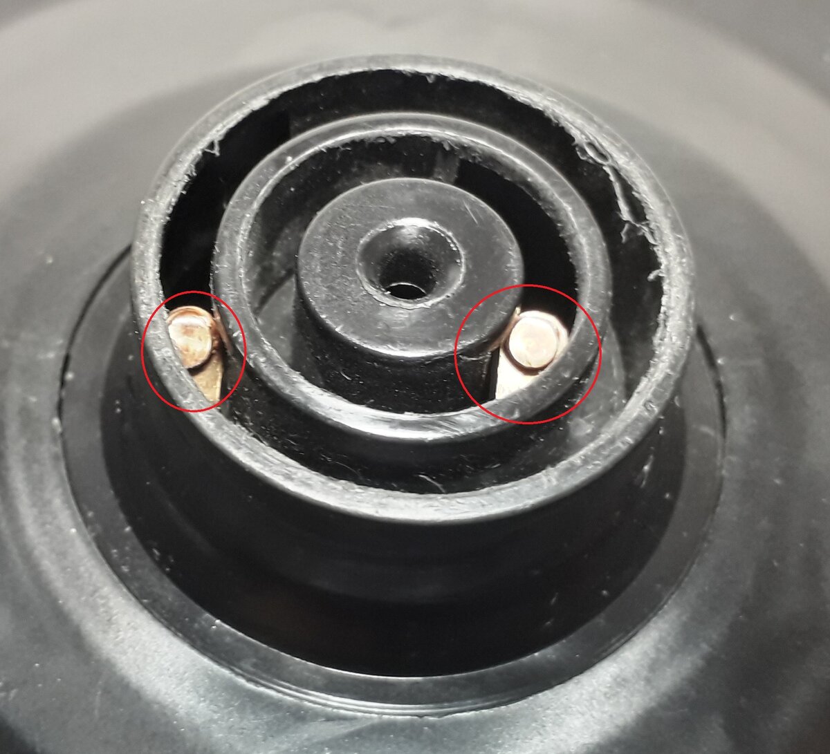 Чистые контакты подставки