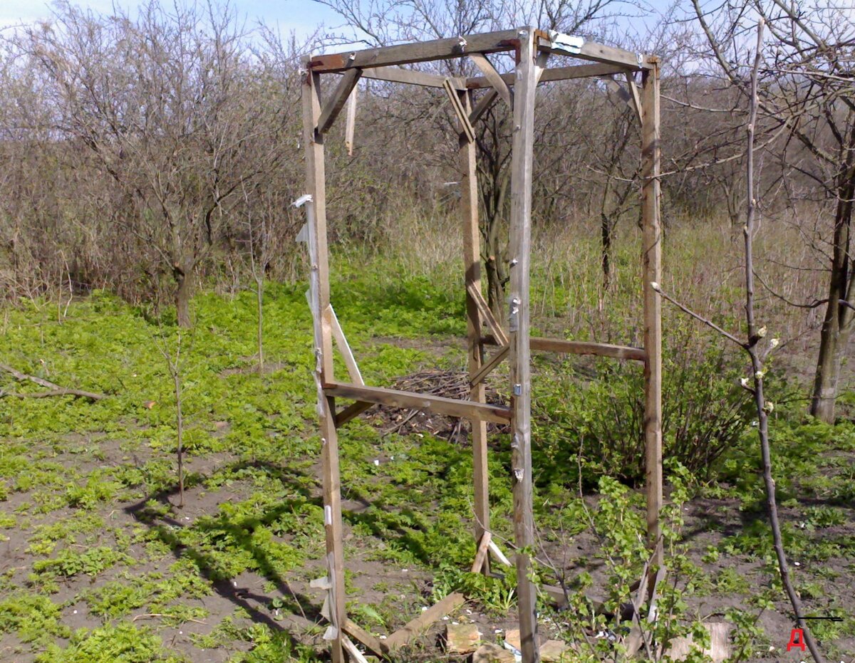 Готовый каркас летнего душа.