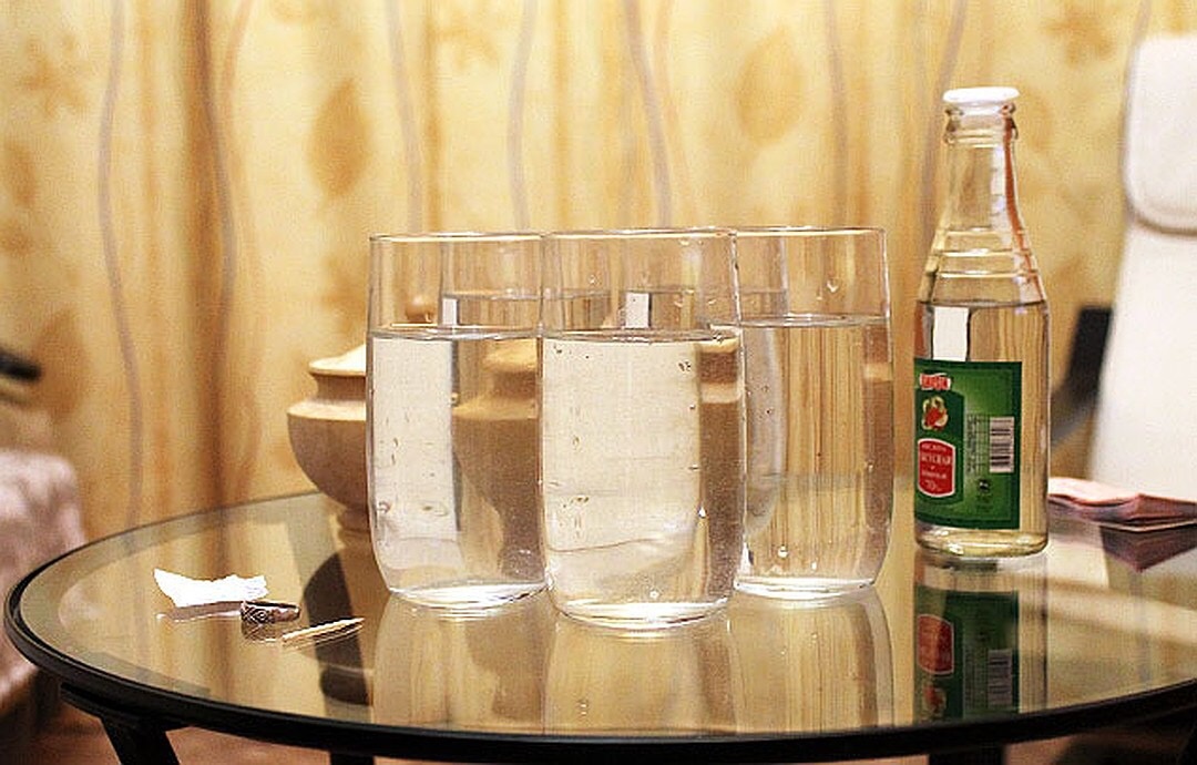 Разведите 1 ч. л. яблочного уксуса в стакане холодной воды и выпейте утром натощак. Кислота активно сжигает калории и надолго отбивает чувство аппетита. Кроме того, вода с уксусом стимулирует работу кишечника и очищает организм от шлаков. Пить её необходимо через трубочку, чтобы не повредить эмаль зубов. Вода с уксусом не рекомендуется тем, у кого повышена кислотность, противопоказана в случае проблем с пищеварительной системой. 