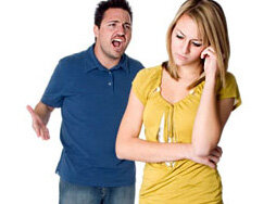  Успешная женщина, голова работает как надо. Менеджер по продажам в крупном банке. Вышла замуж. В связи своей деятельности, приходиться работать с руководителями крупных компаний, предлагать банковские продукты. Мужу стали не нравиться мои постоянные встречи и переговоры с успешными людьми. Появилась ревность. Ради любви отказалась от всего ! Уволилась. С бывшей работы завалили звонками! Возвращайся мы без тебя не можем, обещали даже послать в Москву с окладом полляма. Но я пока твердо стою на своем решении. Муж же, работает страховым агентом, карьерного роста, особо не виднеется. Начались проблемы с деньгами, привыкла тратить на себя крупные  суммы. Моего заработка теперь нет. Я говорю – развивайся, содержи семью, если не хочешь чтоб я работала, в ответ одна вода.. Завтраки, вот сейчас у меня получиться, а на самом деле стоит на месте и ни чего не делает.
