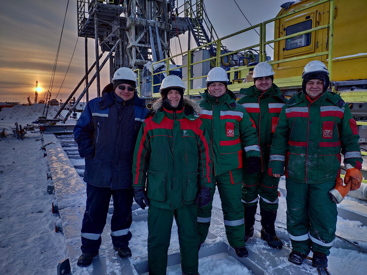 20 лет работы на севере. Рабочие на севере. Сейсморазведка геотек геотек. Работник на севере. Нефтеперерабатывающие заводы западной сибири.