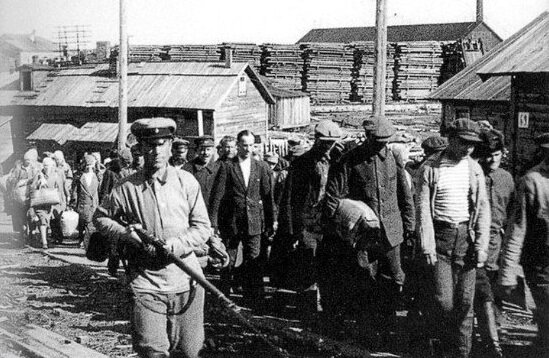 Прибытие заключенных в лагерь