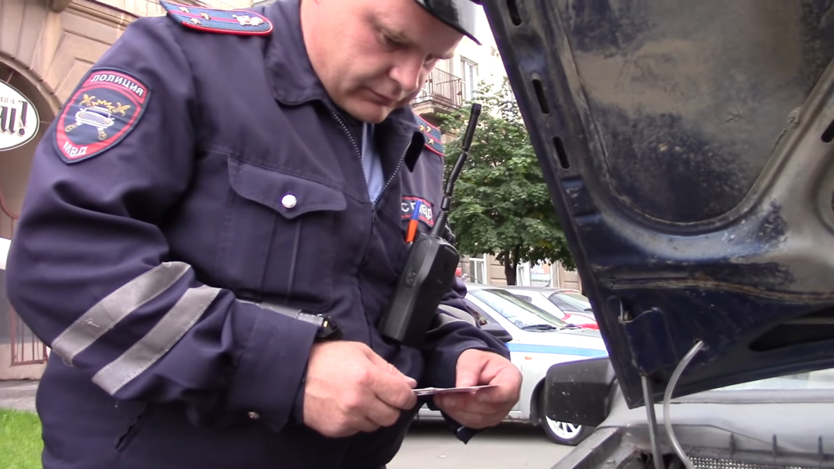 Дпс обыскивает пассажиров. Инспектор ДПС. Сотрудник ДПС. Гаишник вскрывает автомобиль. Гаишник открыл капот.